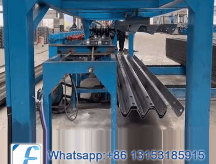 Guardrail roll forming machine